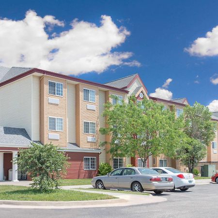 Days Inn & Suites By Wyndham Hutchinson Esterno foto
