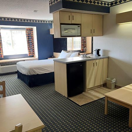 Days Inn & Suites By Wyndham Hutchinson Esterno foto