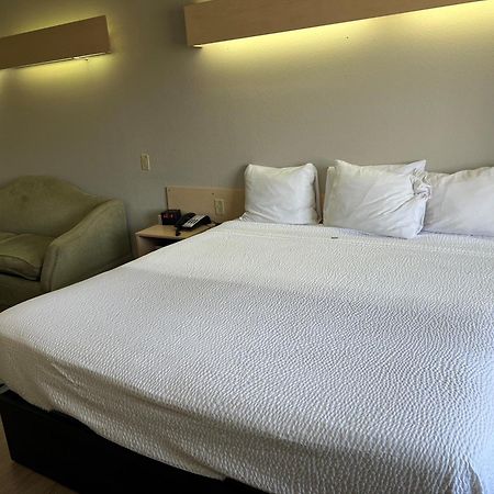 Days Inn & Suites By Wyndham Hutchinson Esterno foto