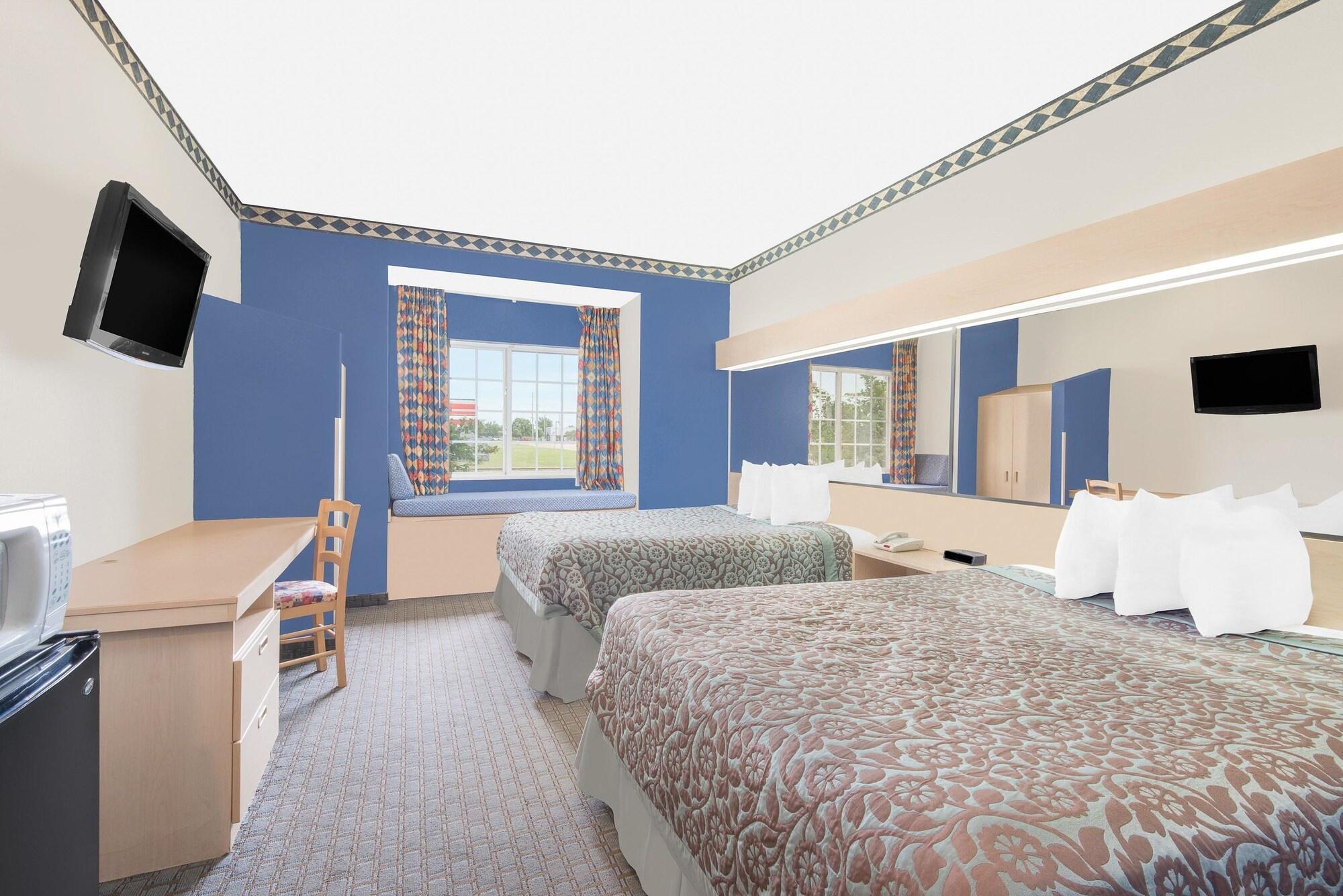 Days Inn & Suites By Wyndham Hutchinson Esterno foto