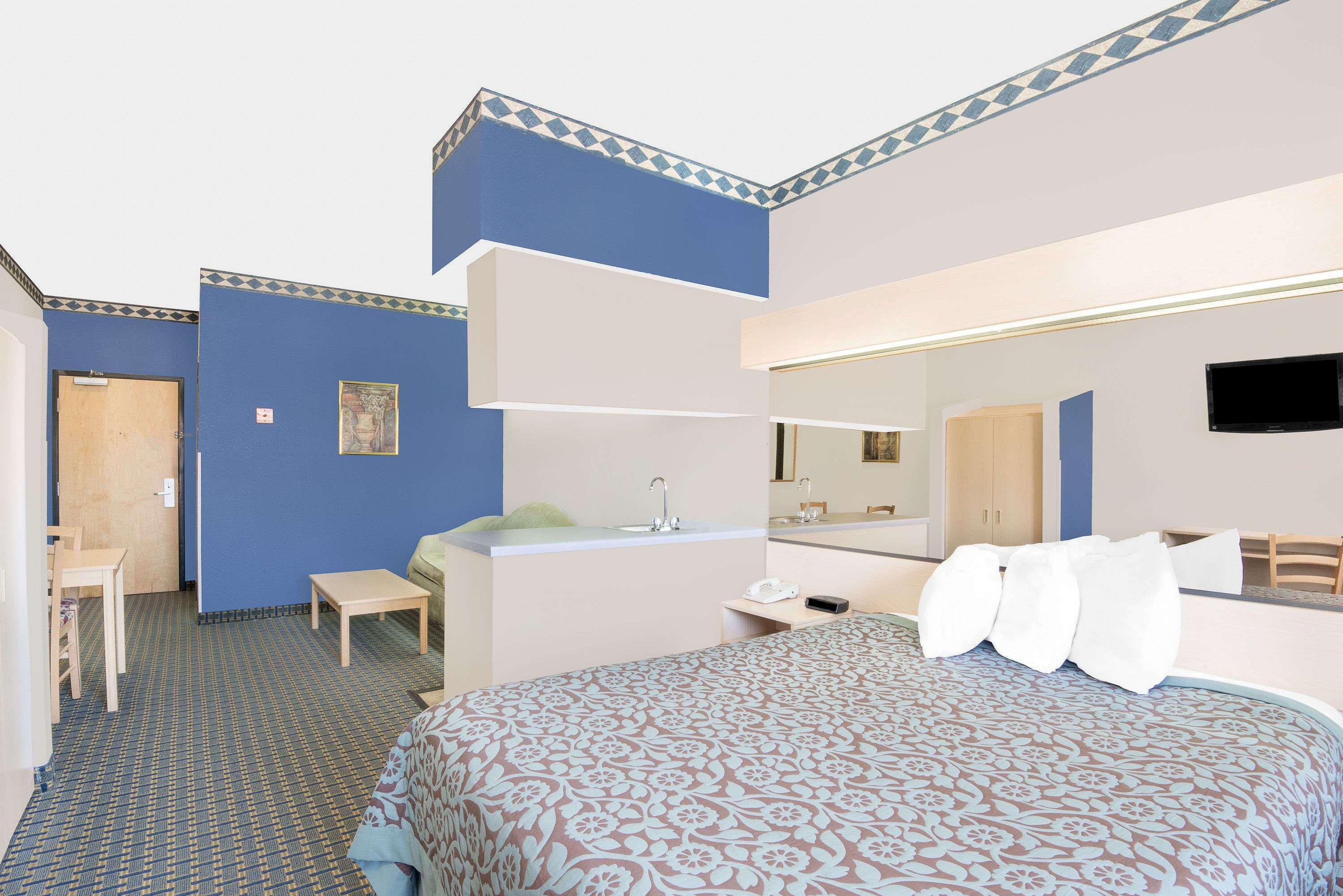 Days Inn & Suites By Wyndham Hutchinson Esterno foto