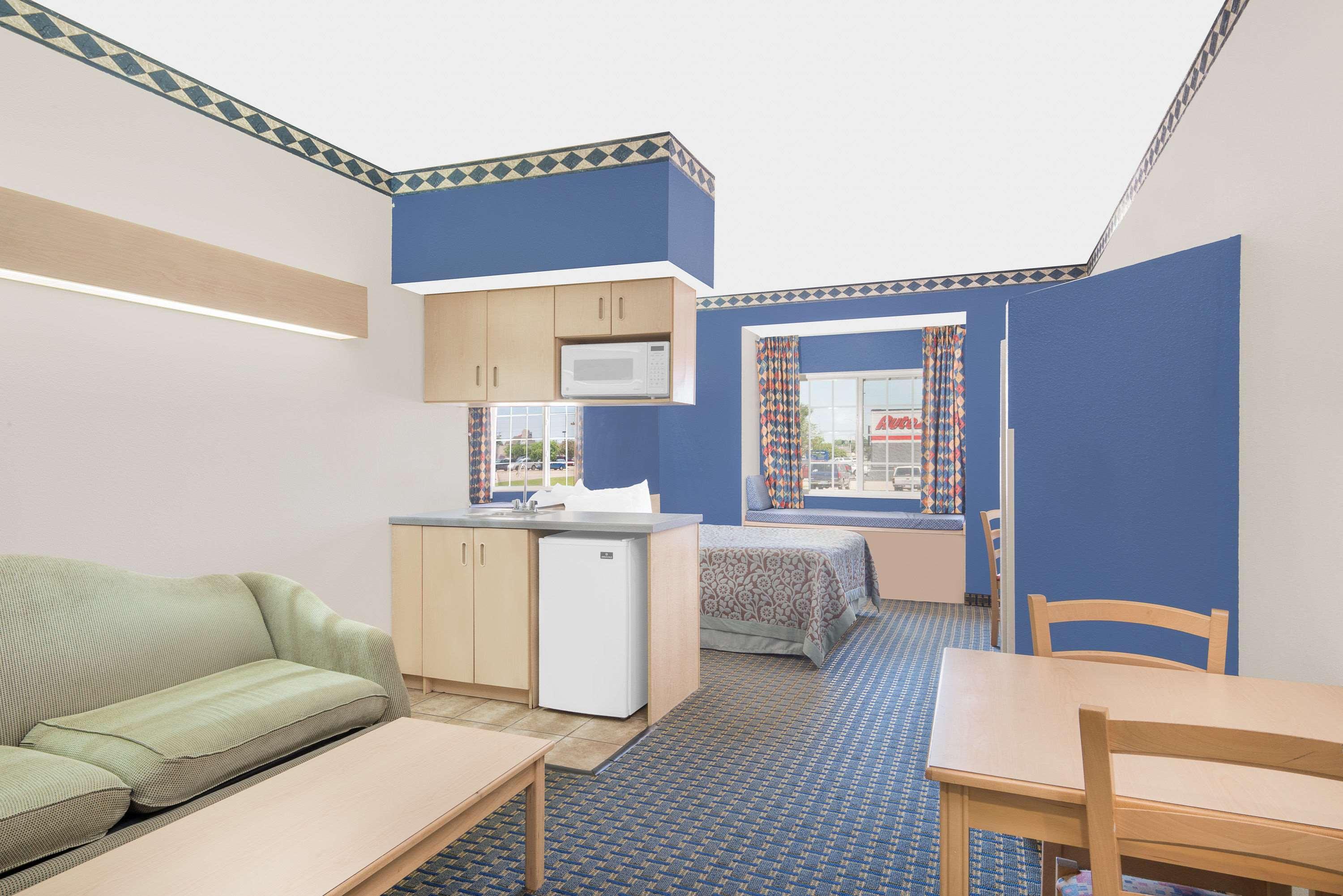 Days Inn & Suites By Wyndham Hutchinson Esterno foto