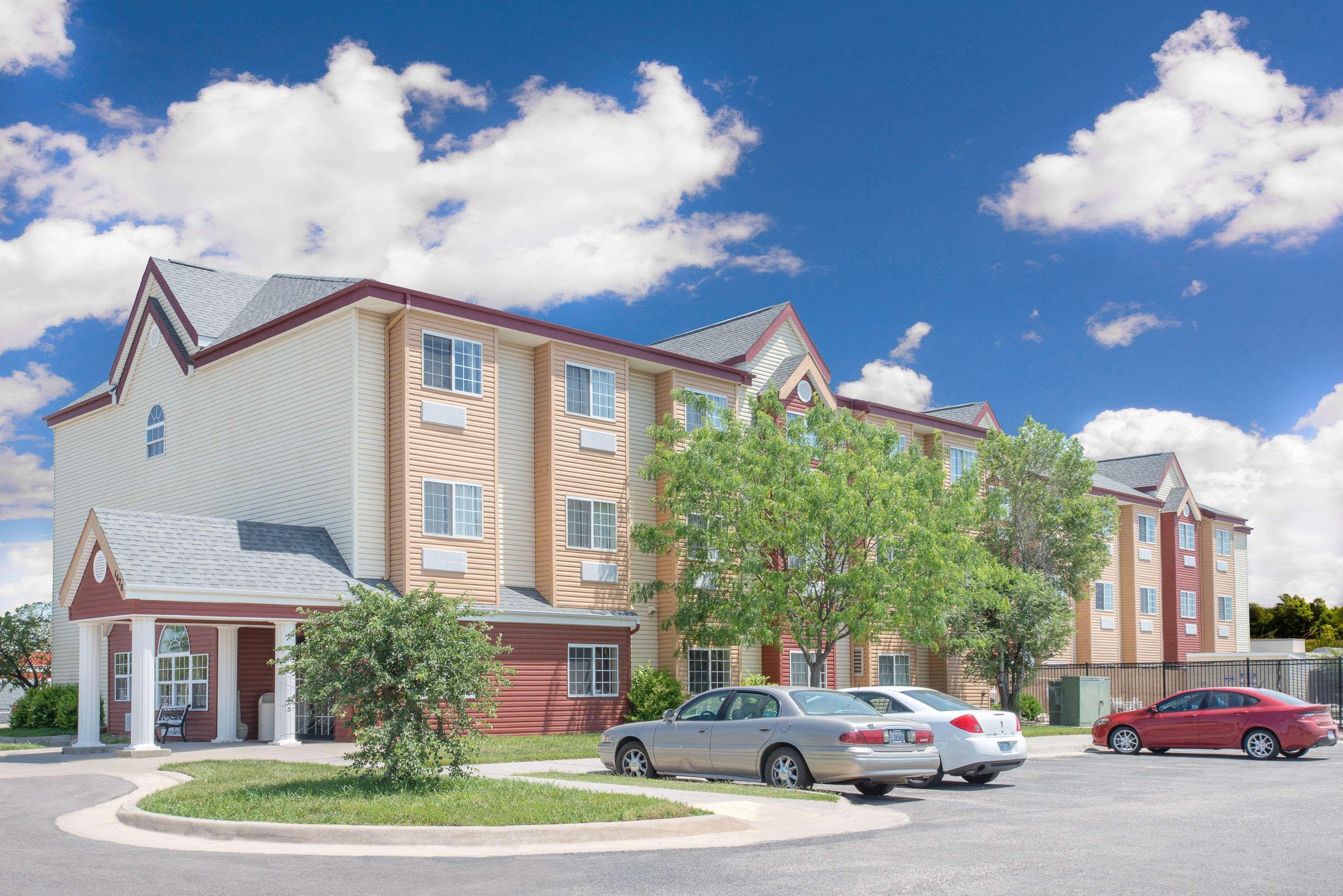 Days Inn & Suites By Wyndham Hutchinson Esterno foto