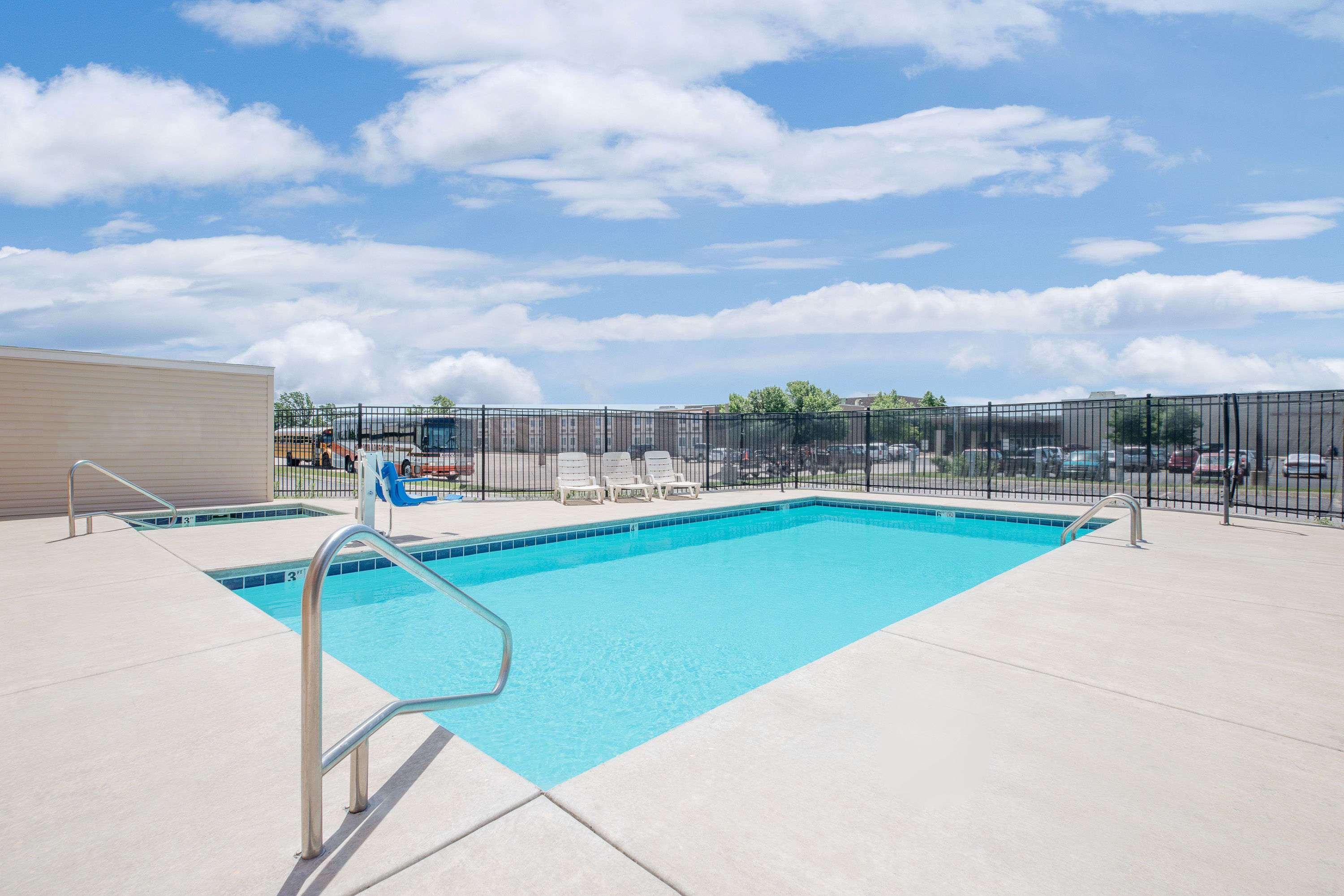 Days Inn & Suites By Wyndham Hutchinson Esterno foto