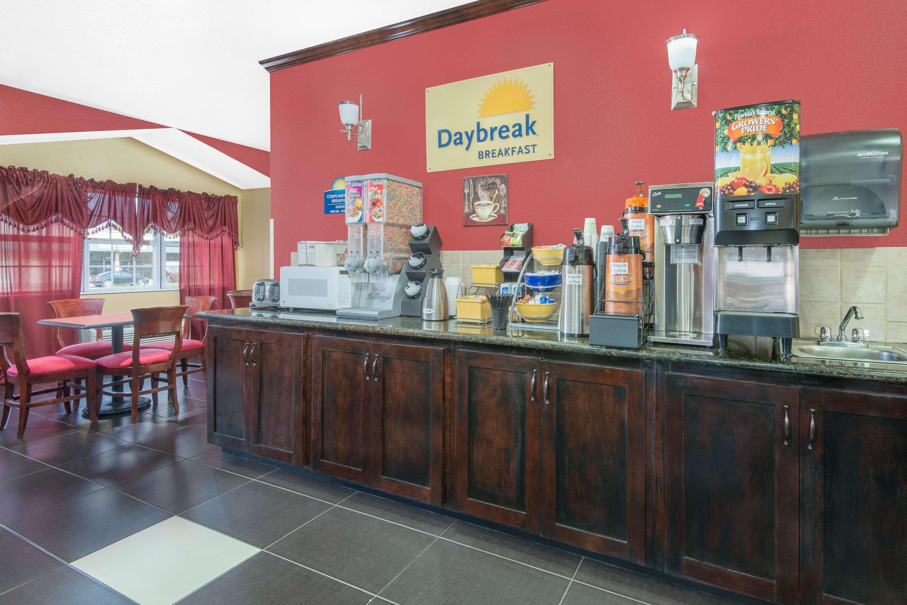Days Inn & Suites By Wyndham Hutchinson Esterno foto