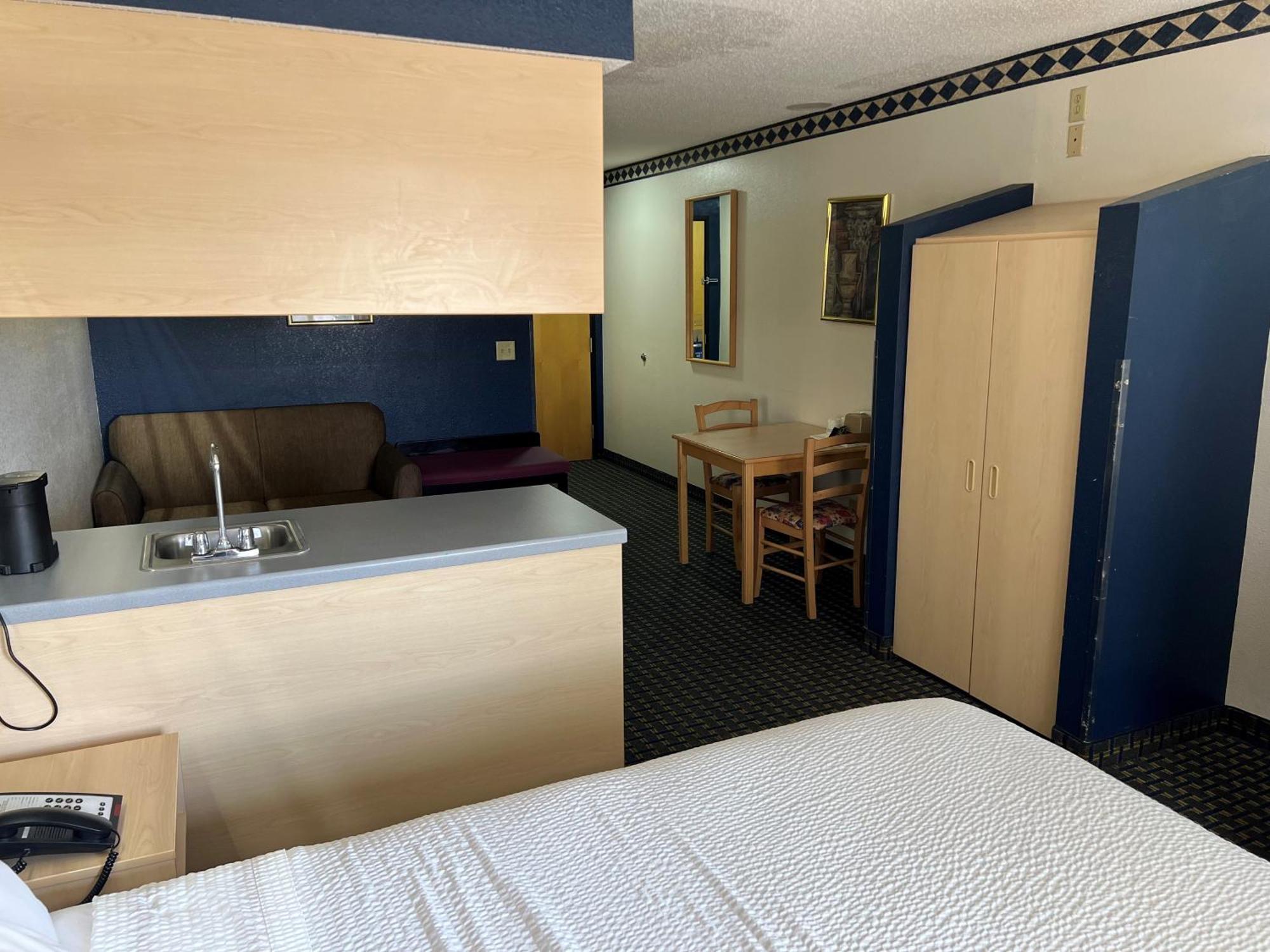 Days Inn & Suites By Wyndham Hutchinson Esterno foto