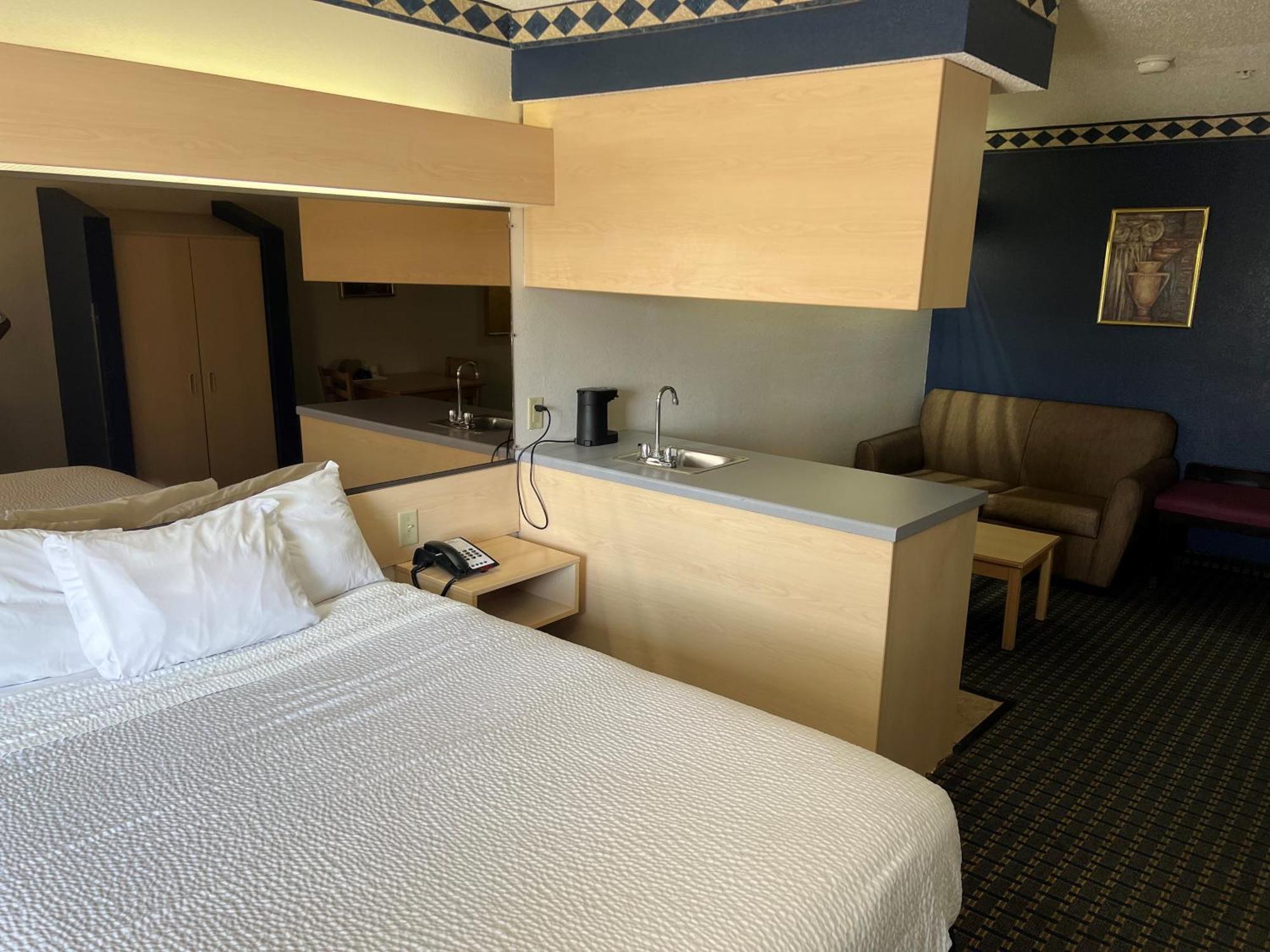 Days Inn & Suites By Wyndham Hutchinson Esterno foto