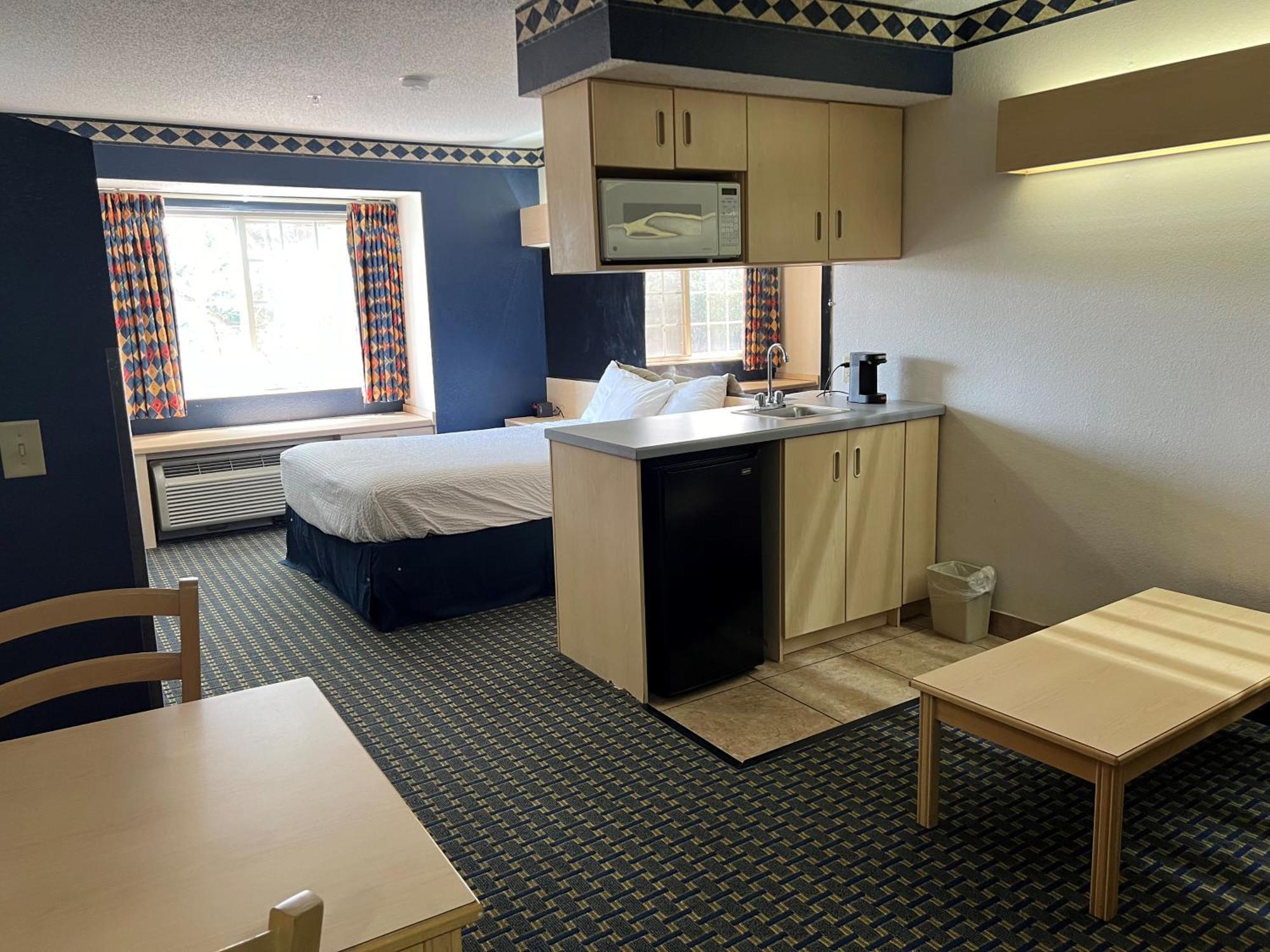 Days Inn & Suites By Wyndham Hutchinson Esterno foto