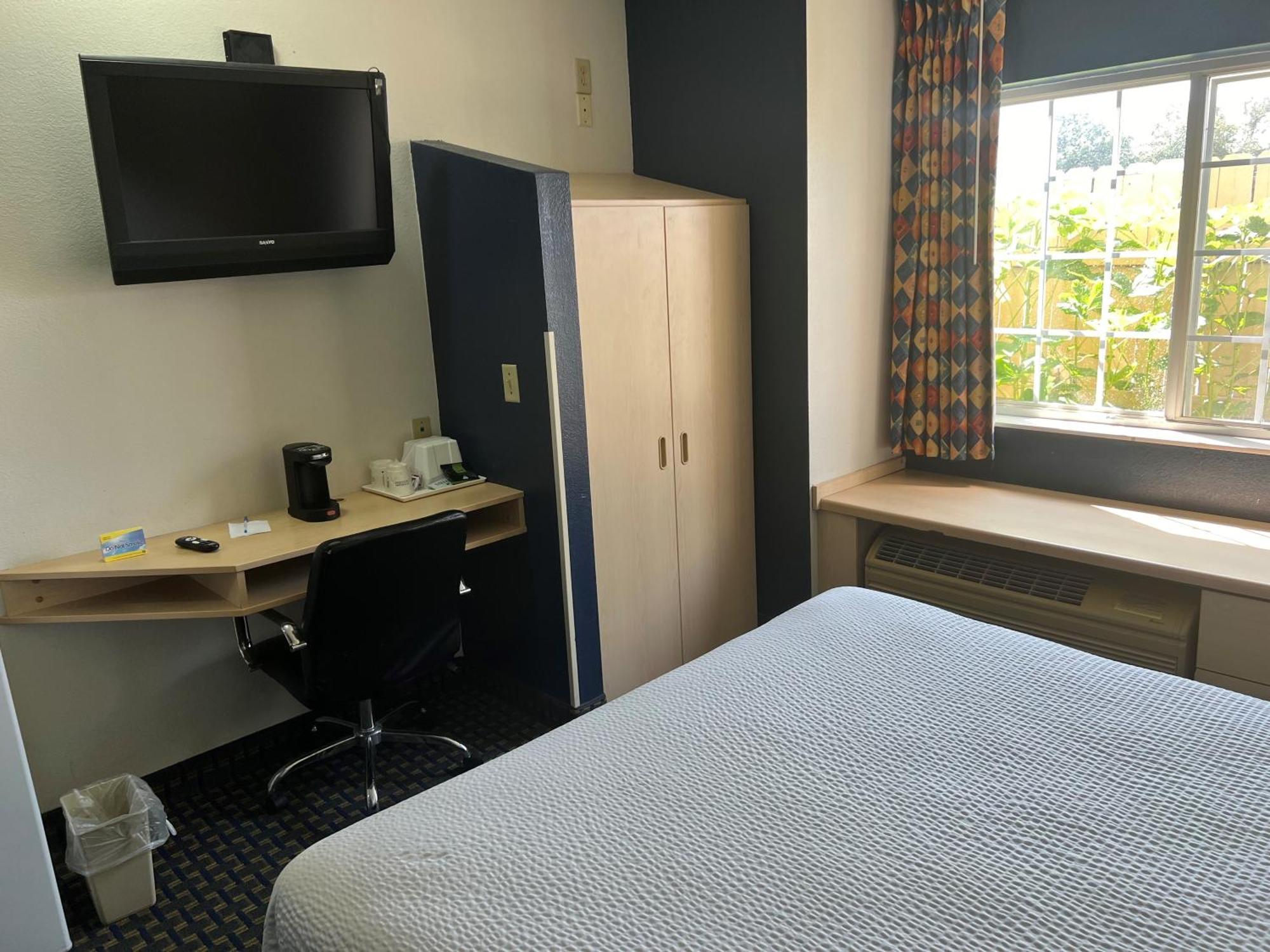 Days Inn & Suites By Wyndham Hutchinson Esterno foto