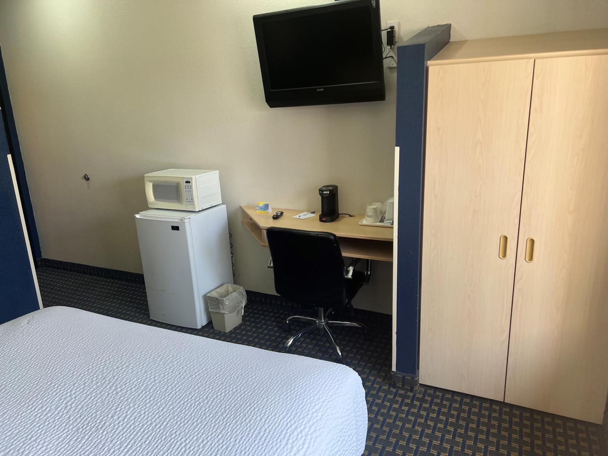 Days Inn & Suites By Wyndham Hutchinson Esterno foto