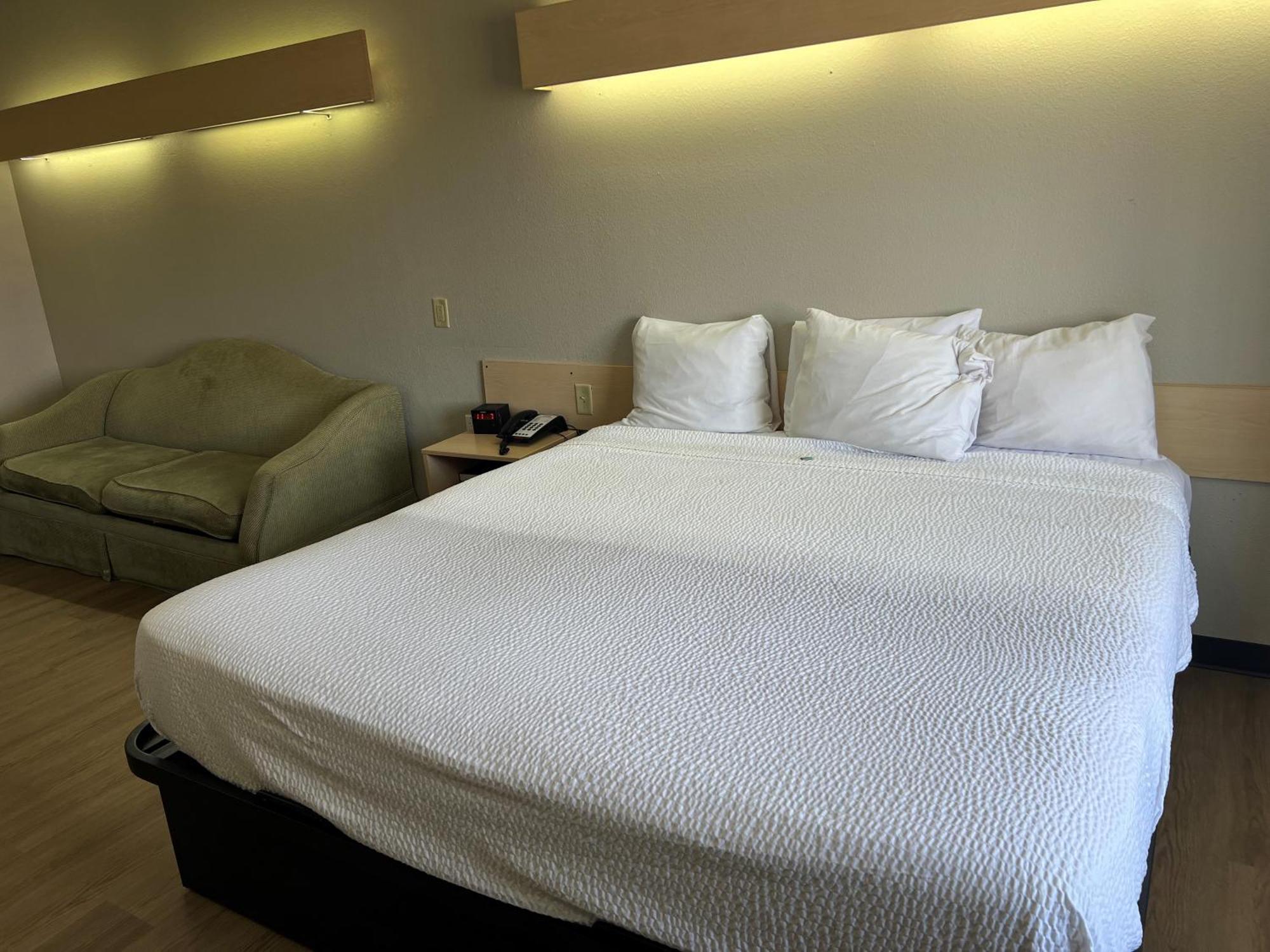 Days Inn & Suites By Wyndham Hutchinson Esterno foto