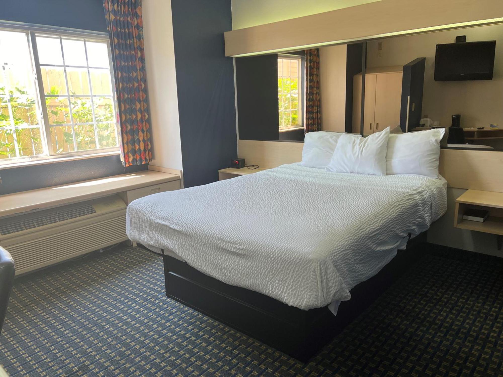 Days Inn & Suites By Wyndham Hutchinson Esterno foto