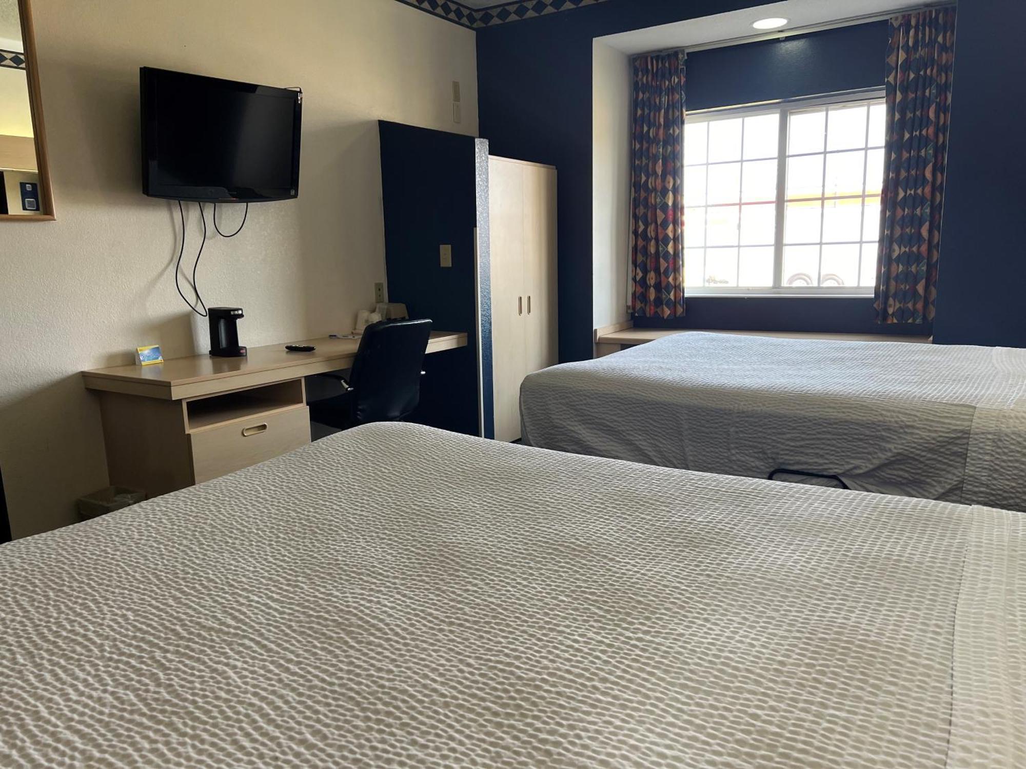 Days Inn & Suites By Wyndham Hutchinson Esterno foto