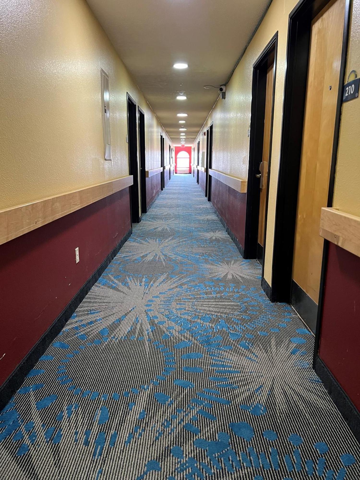 Days Inn & Suites By Wyndham Hutchinson Esterno foto