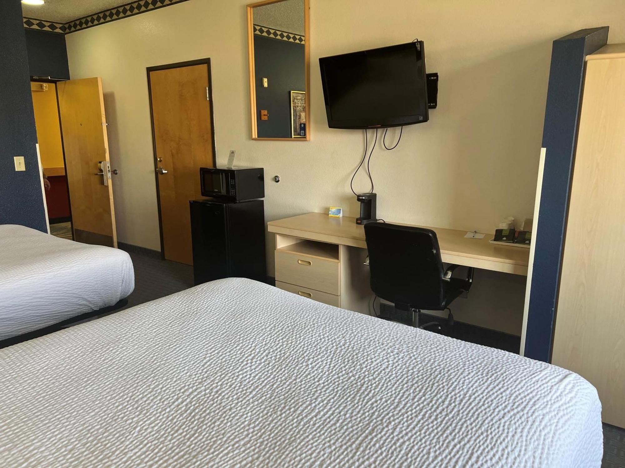 Days Inn & Suites By Wyndham Hutchinson Esterno foto