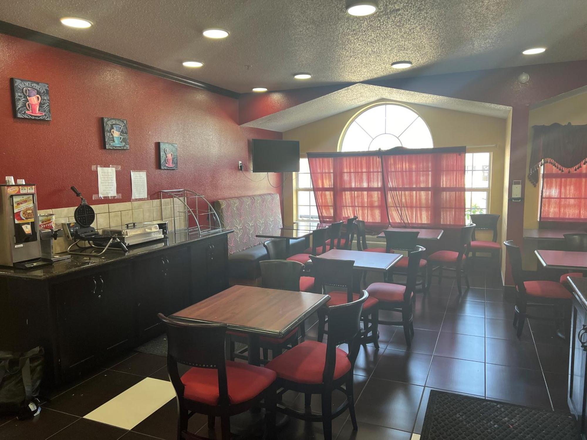 Days Inn & Suites By Wyndham Hutchinson Esterno foto
