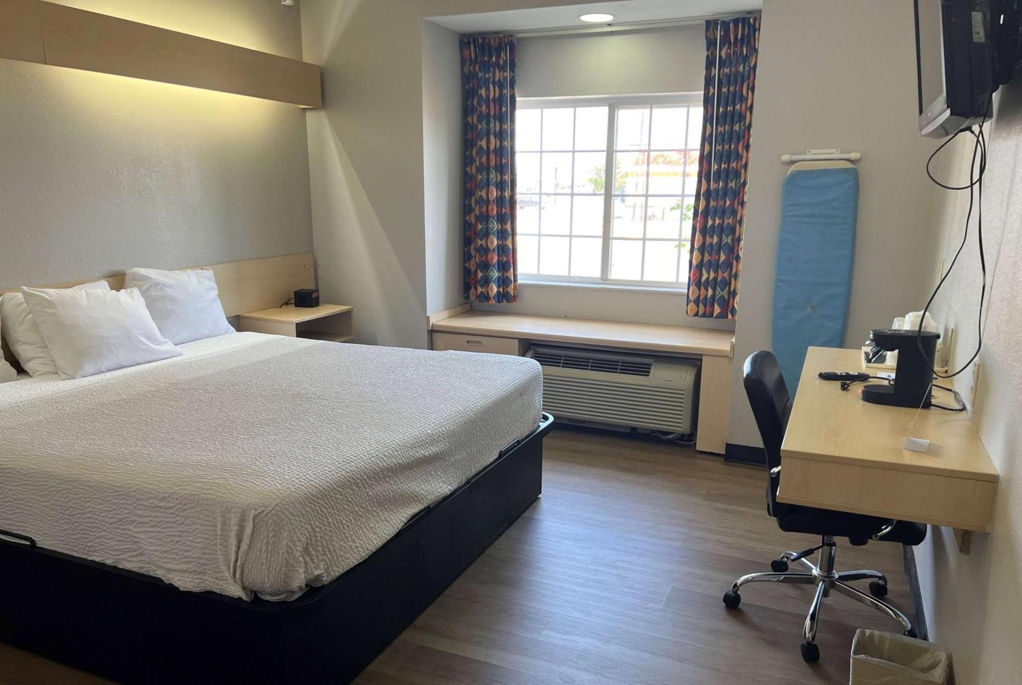 Days Inn & Suites By Wyndham Hutchinson Esterno foto