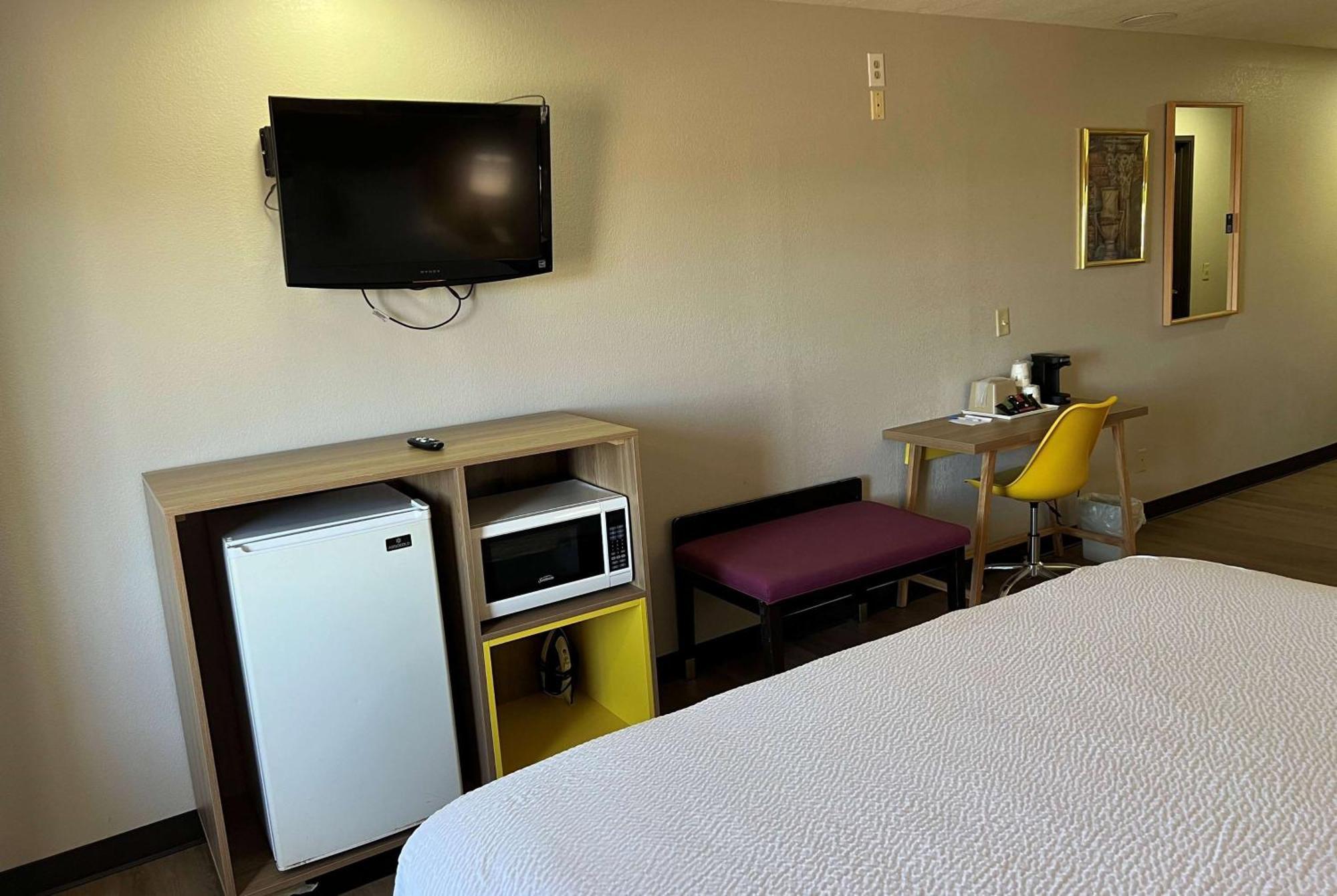 Days Inn & Suites By Wyndham Hutchinson Esterno foto