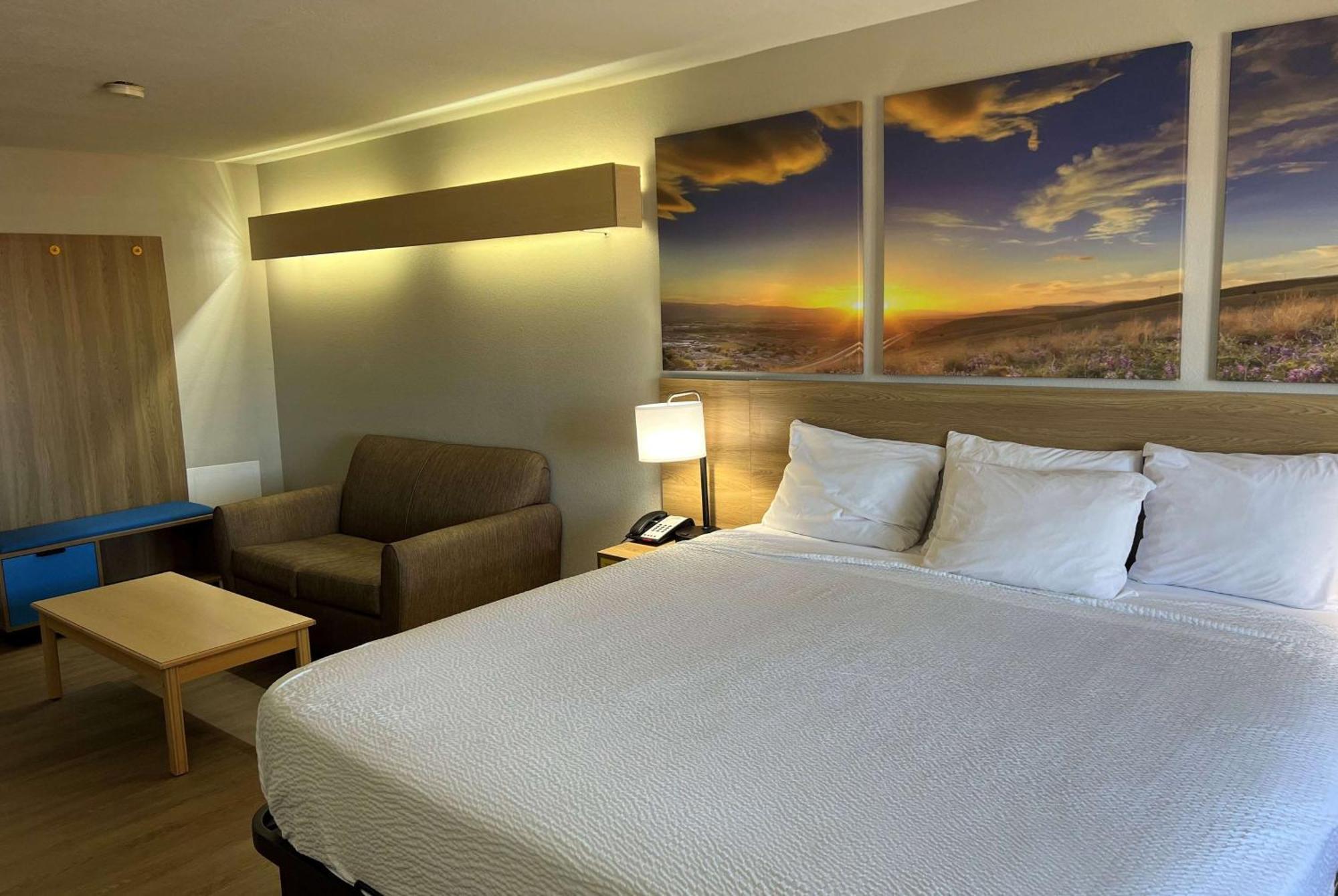 Days Inn & Suites By Wyndham Hutchinson Esterno foto