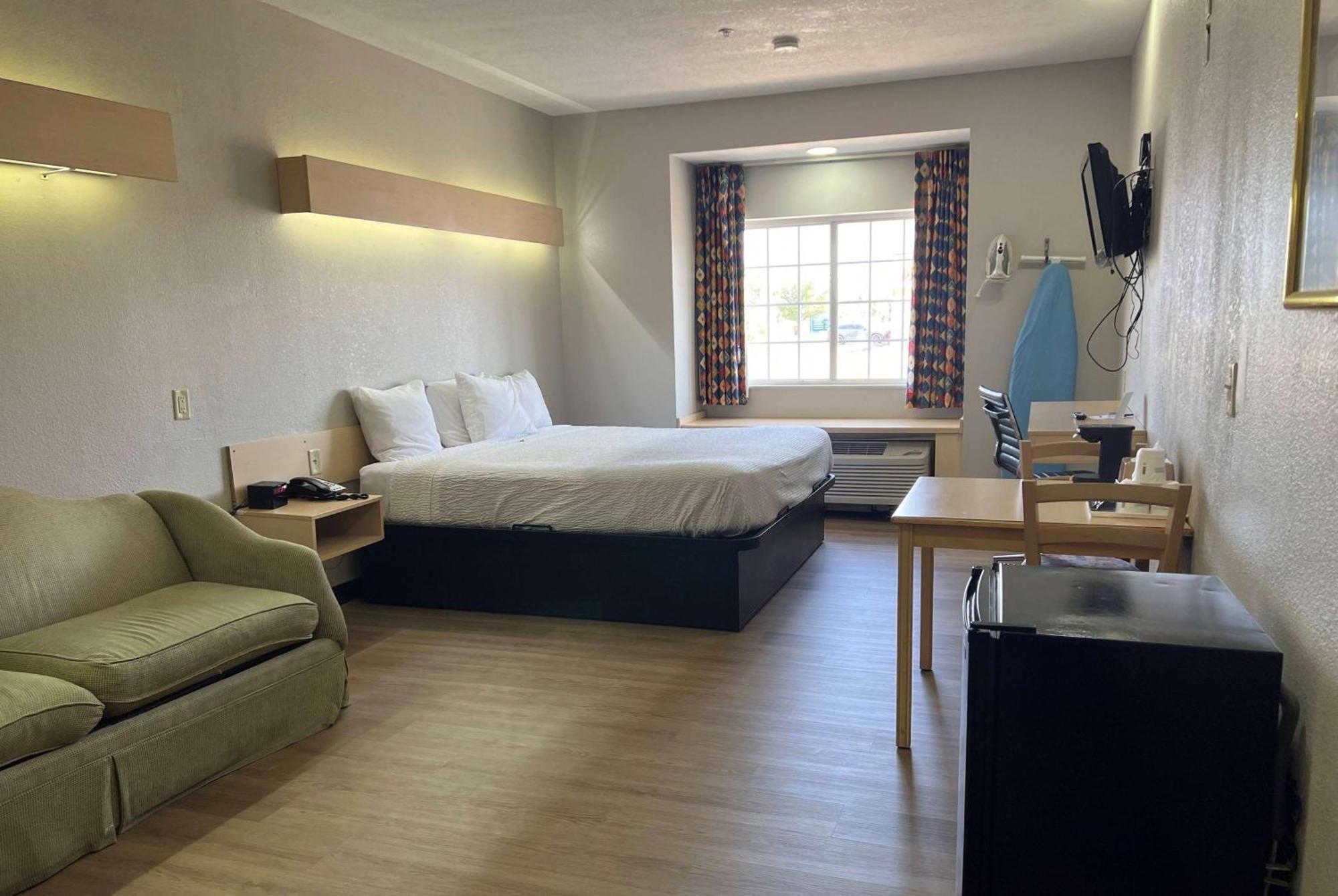Days Inn & Suites By Wyndham Hutchinson Esterno foto