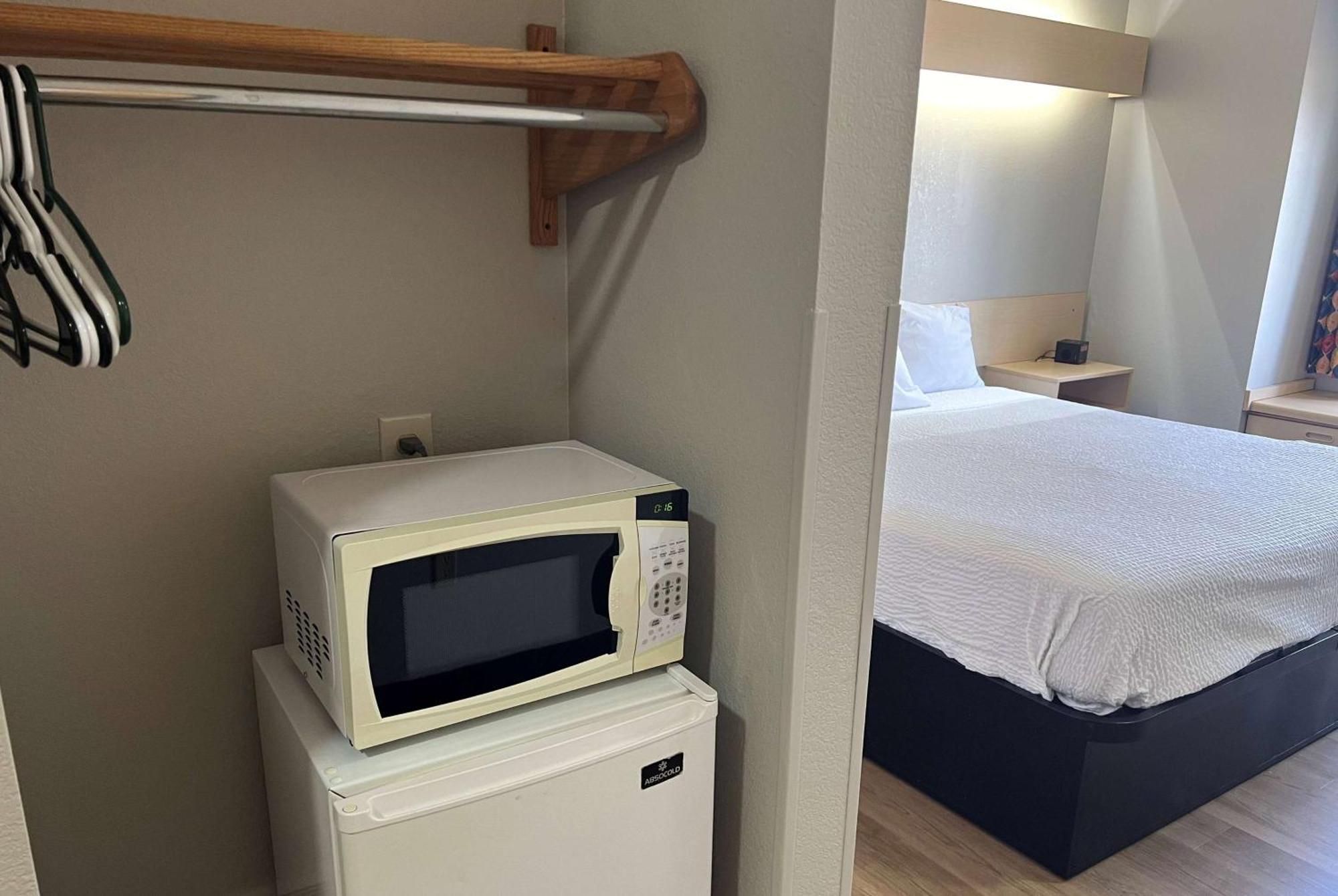Days Inn & Suites By Wyndham Hutchinson Esterno foto