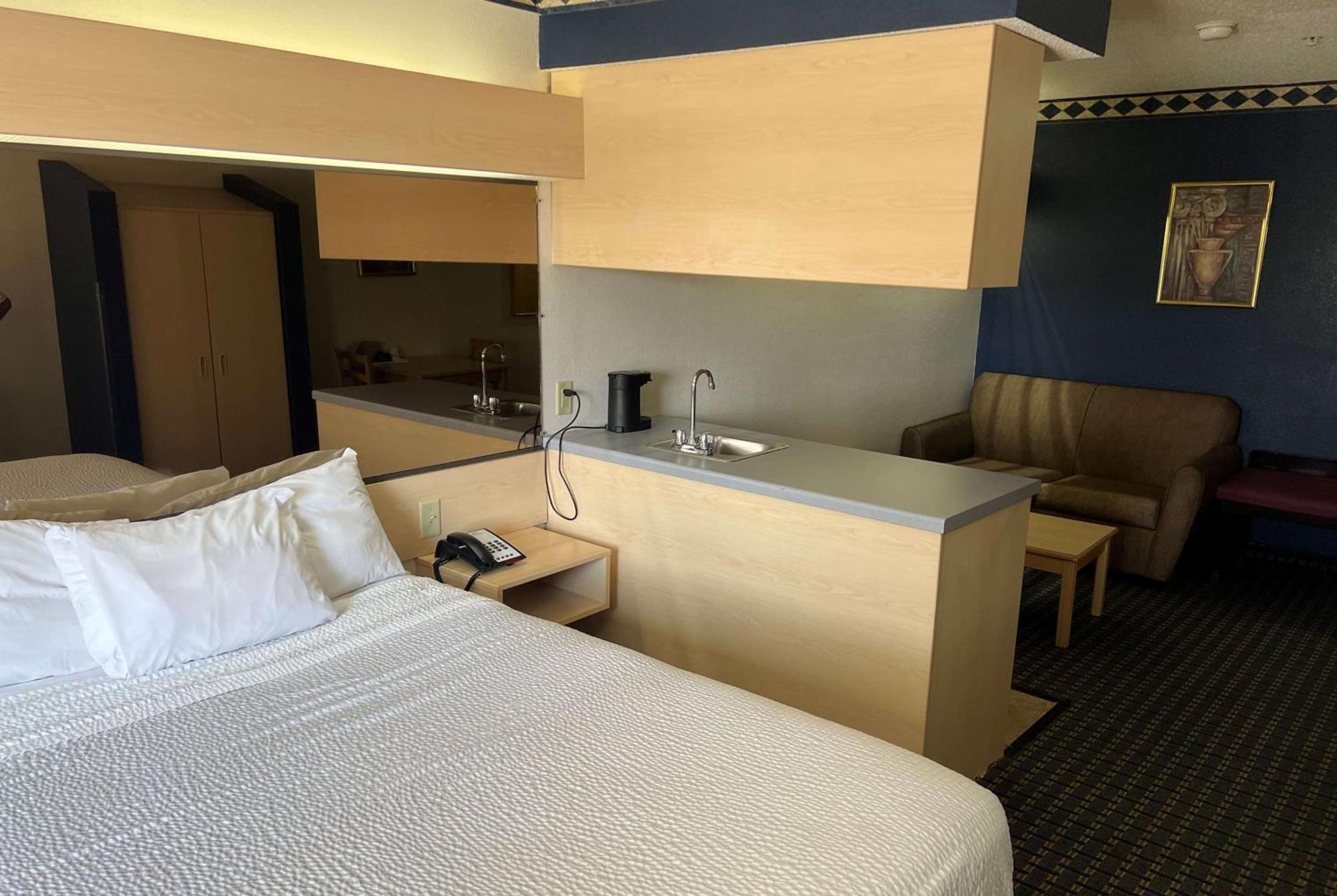 Days Inn & Suites By Wyndham Hutchinson Esterno foto