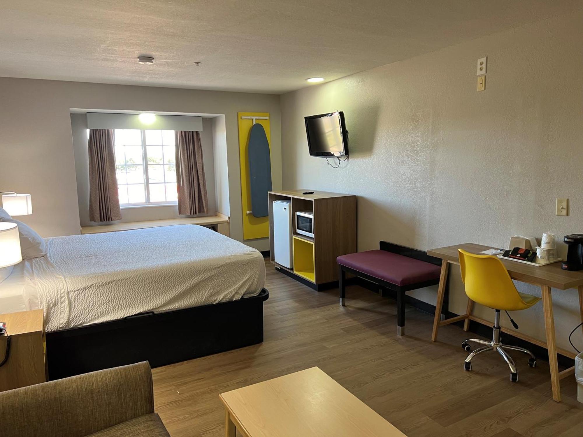 Days Inn & Suites By Wyndham Hutchinson Esterno foto