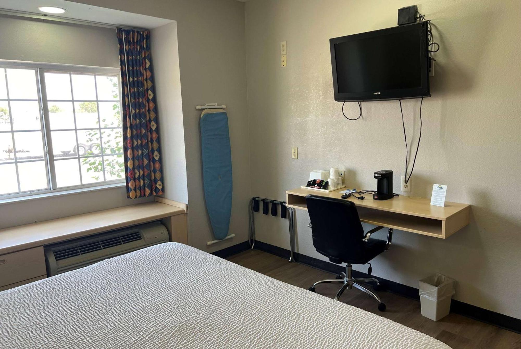 Days Inn & Suites By Wyndham Hutchinson Esterno foto