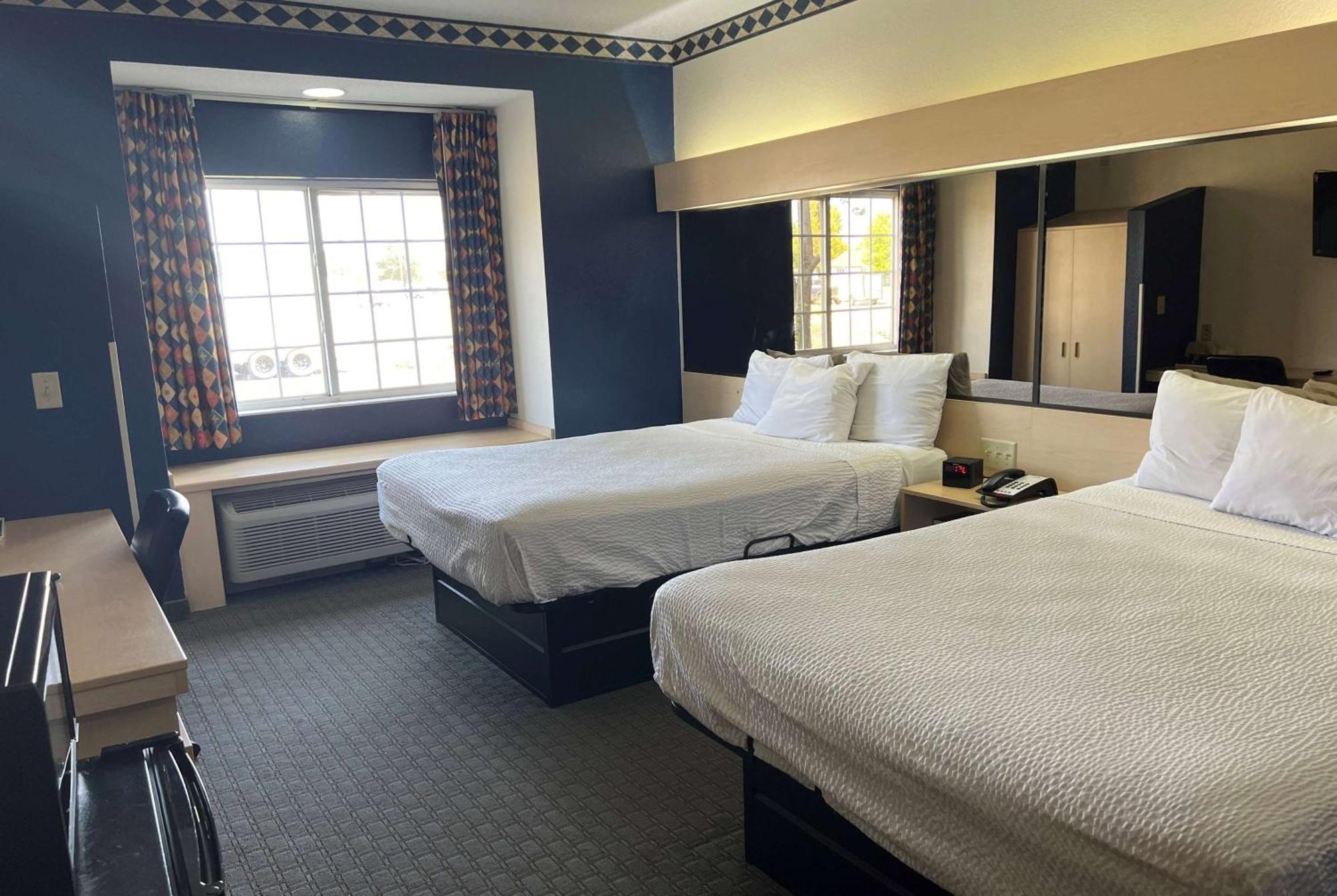Days Inn & Suites By Wyndham Hutchinson Esterno foto