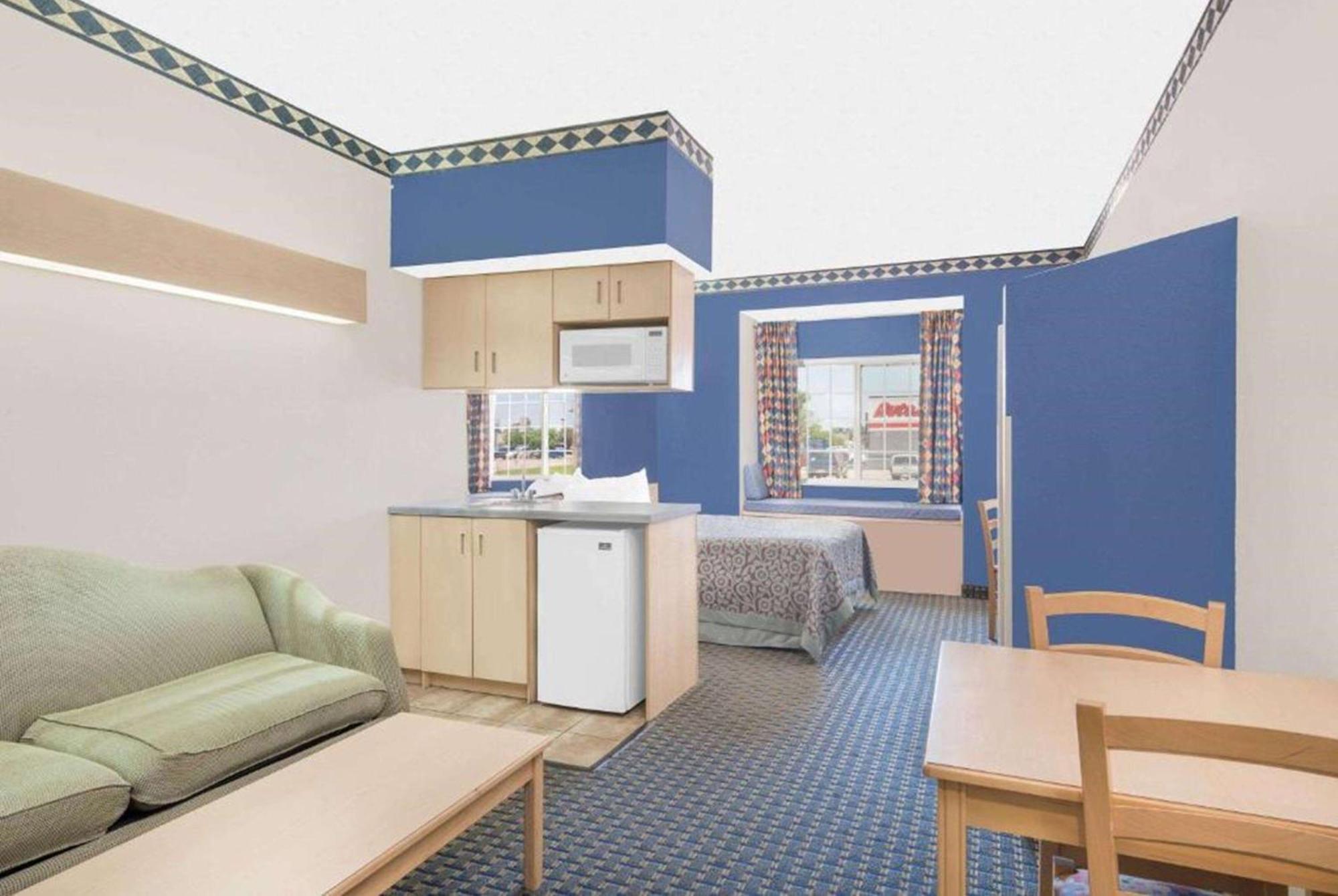 Days Inn & Suites By Wyndham Hutchinson Esterno foto