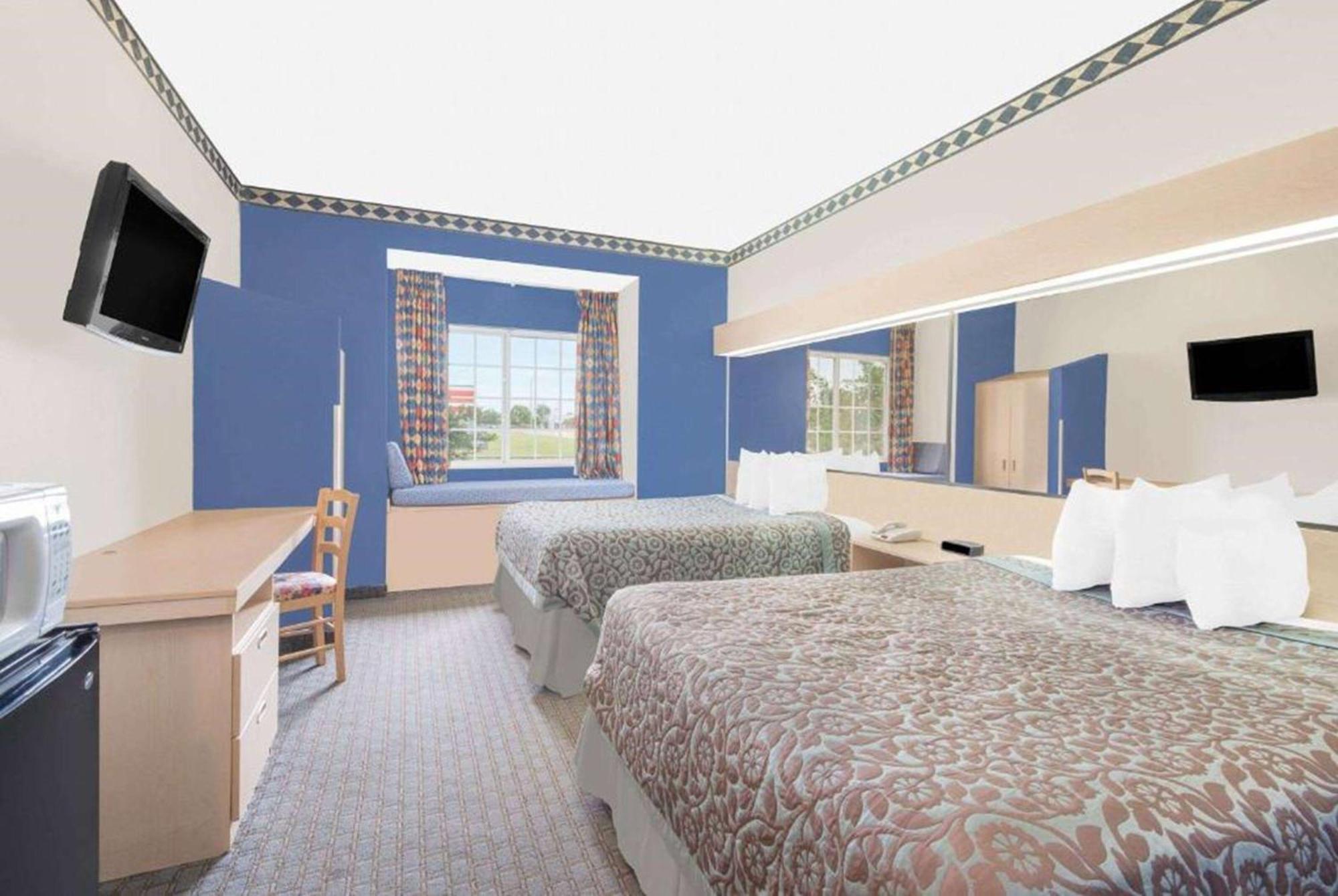 Days Inn & Suites By Wyndham Hutchinson Esterno foto