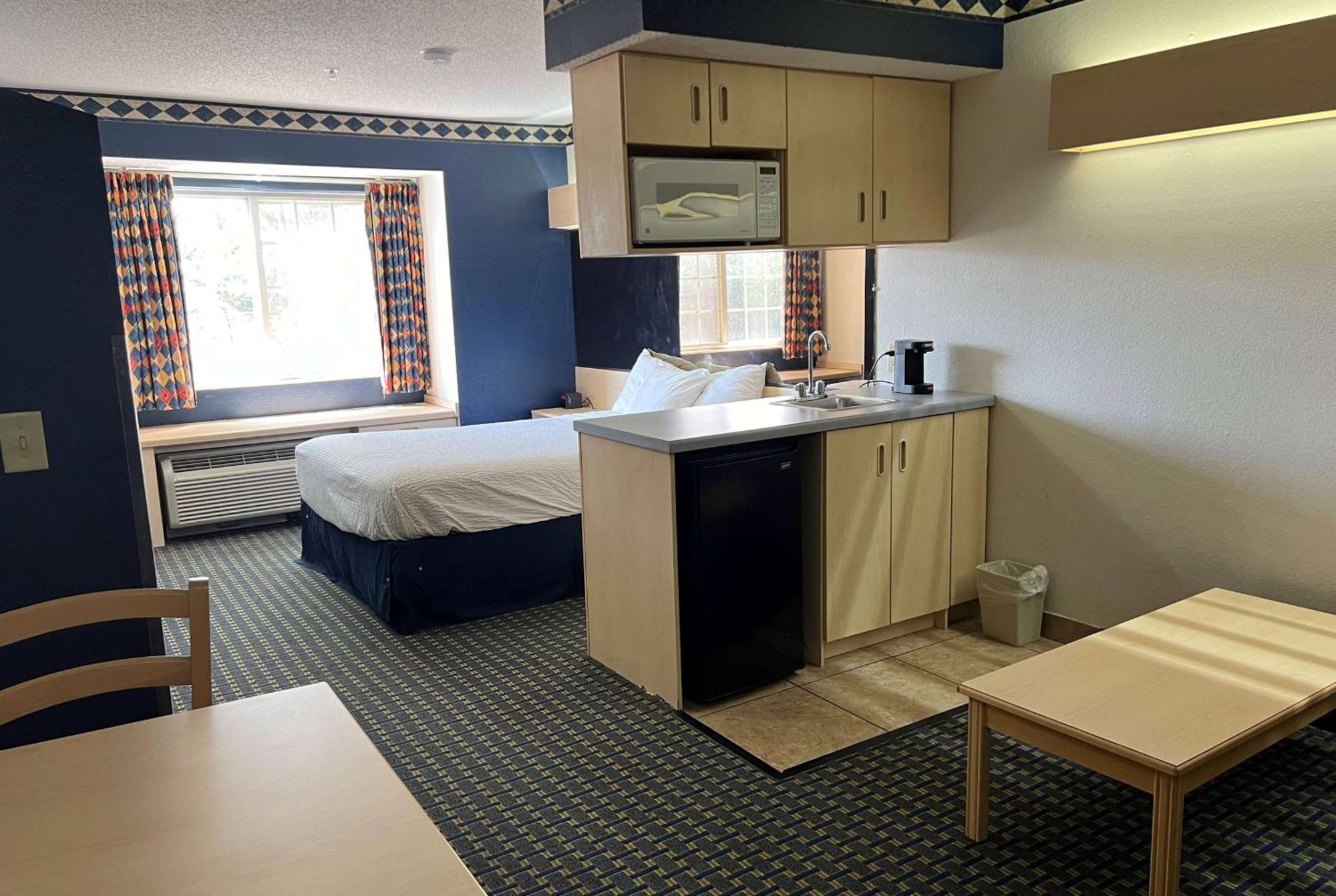 Days Inn & Suites By Wyndham Hutchinson Esterno foto