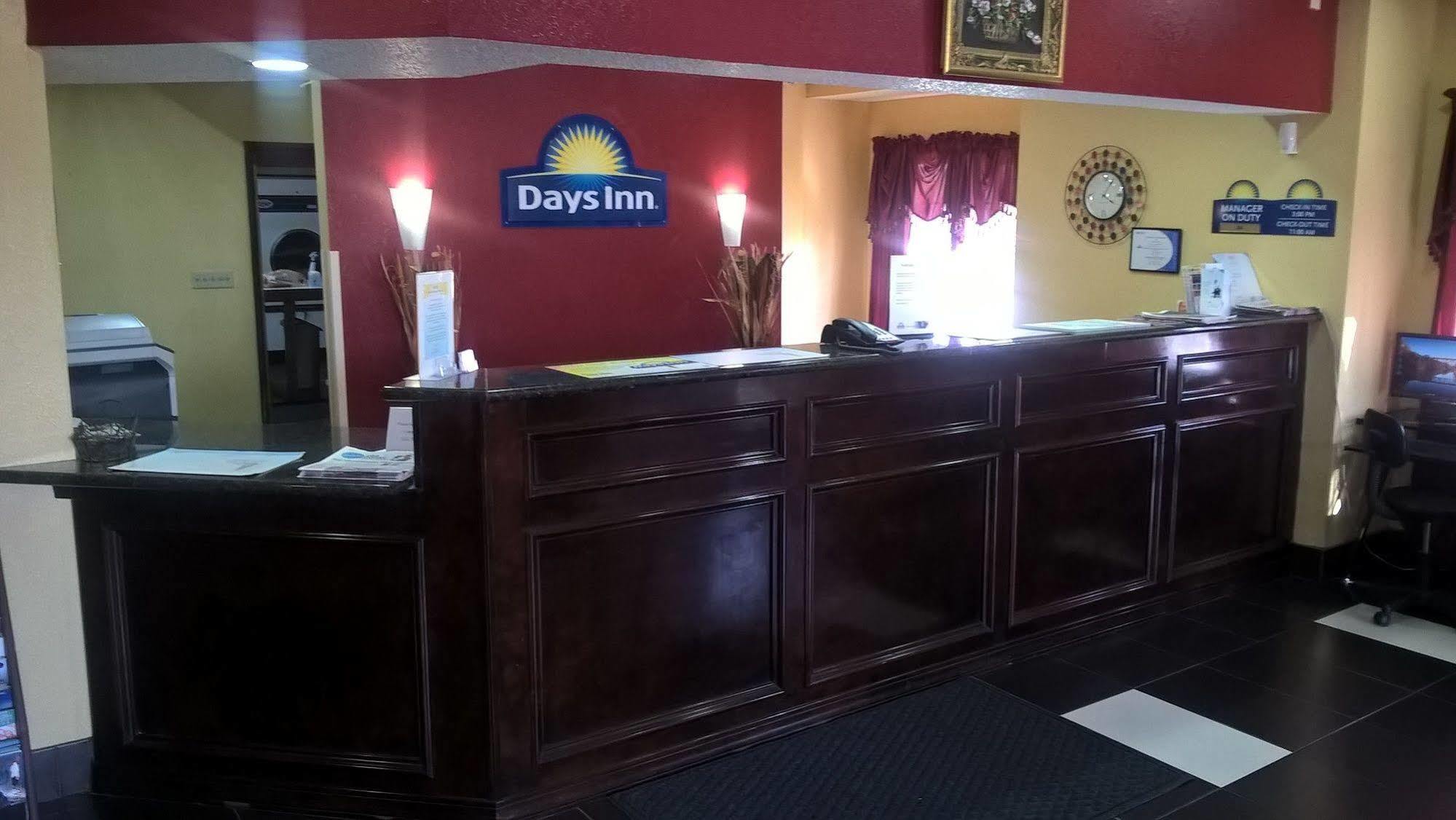 Days Inn & Suites By Wyndham Hutchinson Esterno foto