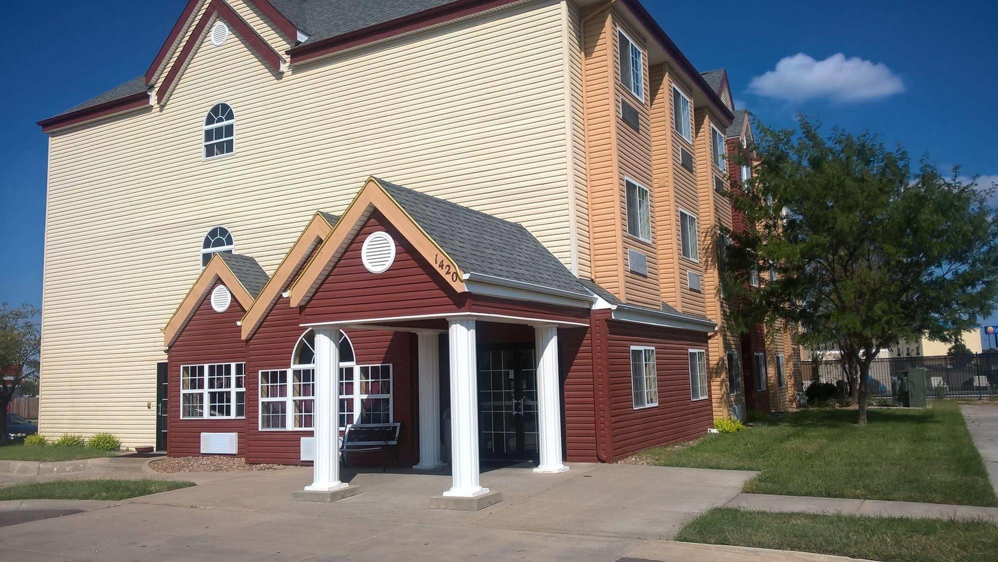 Days Inn & Suites By Wyndham Hutchinson Esterno foto